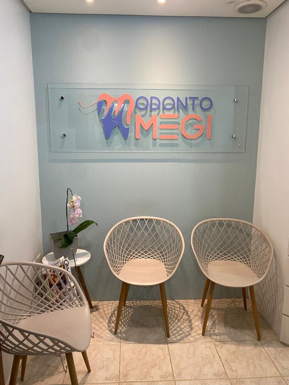 Recepção da Odonto Megi com logo na parede