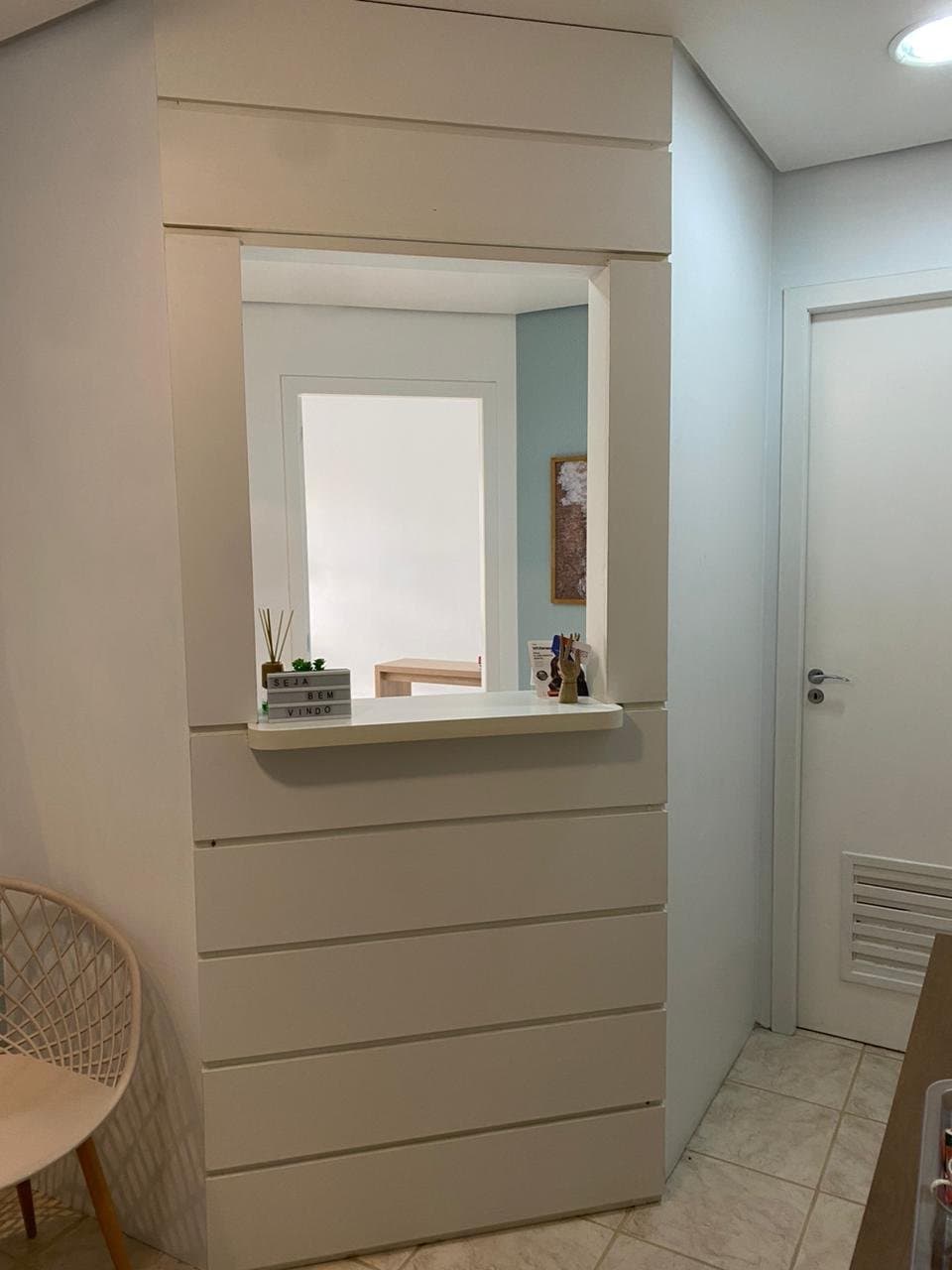 Balcão de atendimento com letreiro Seja bem-vindo