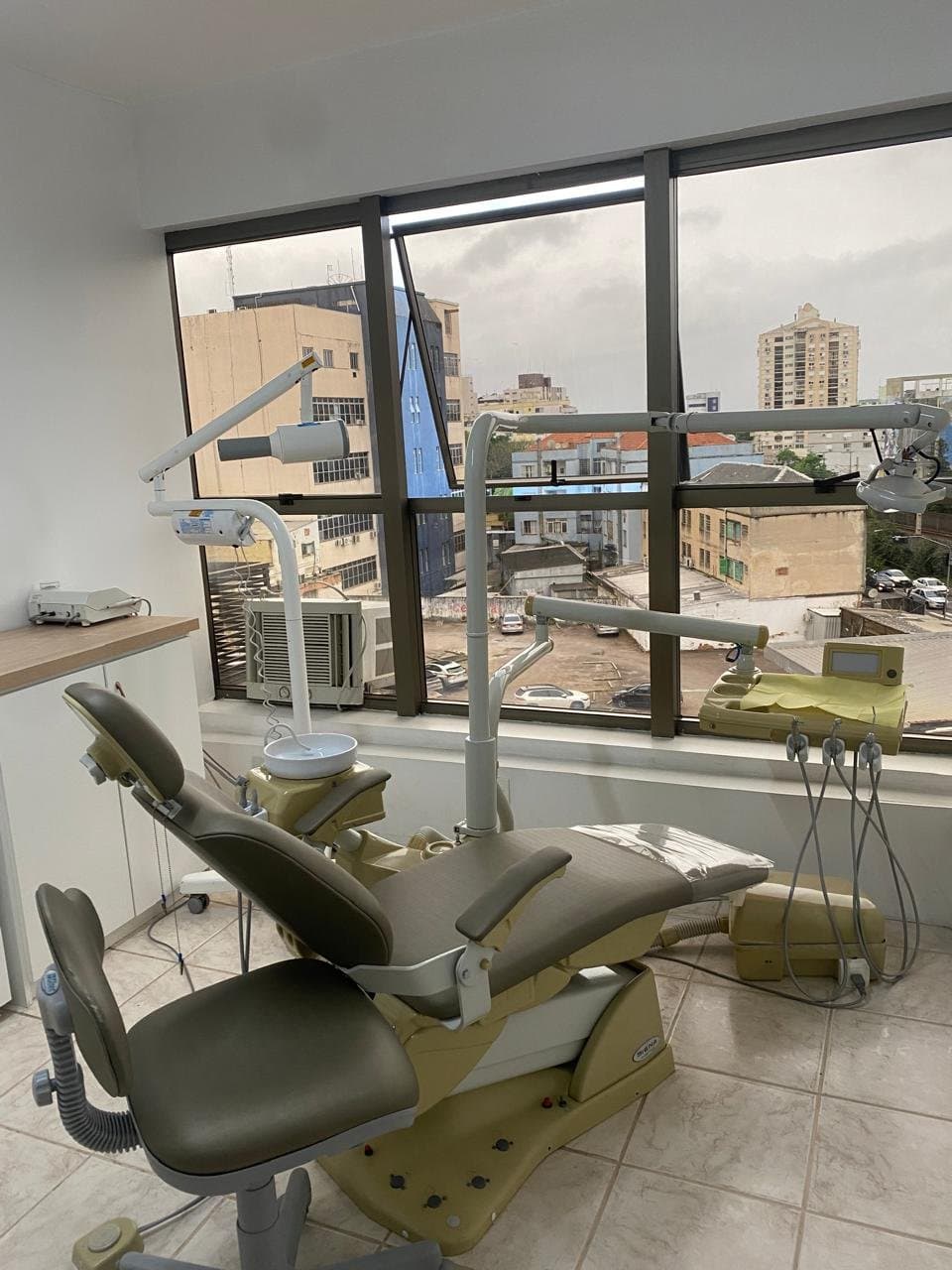 Sala de atendimento com cadeira odontológica moderna
